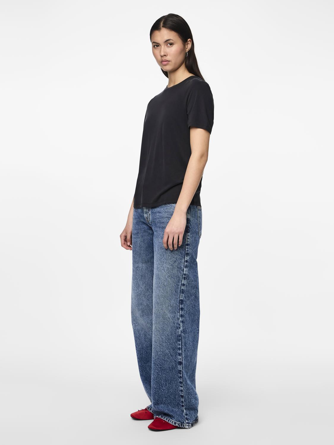 model_shot-front_full