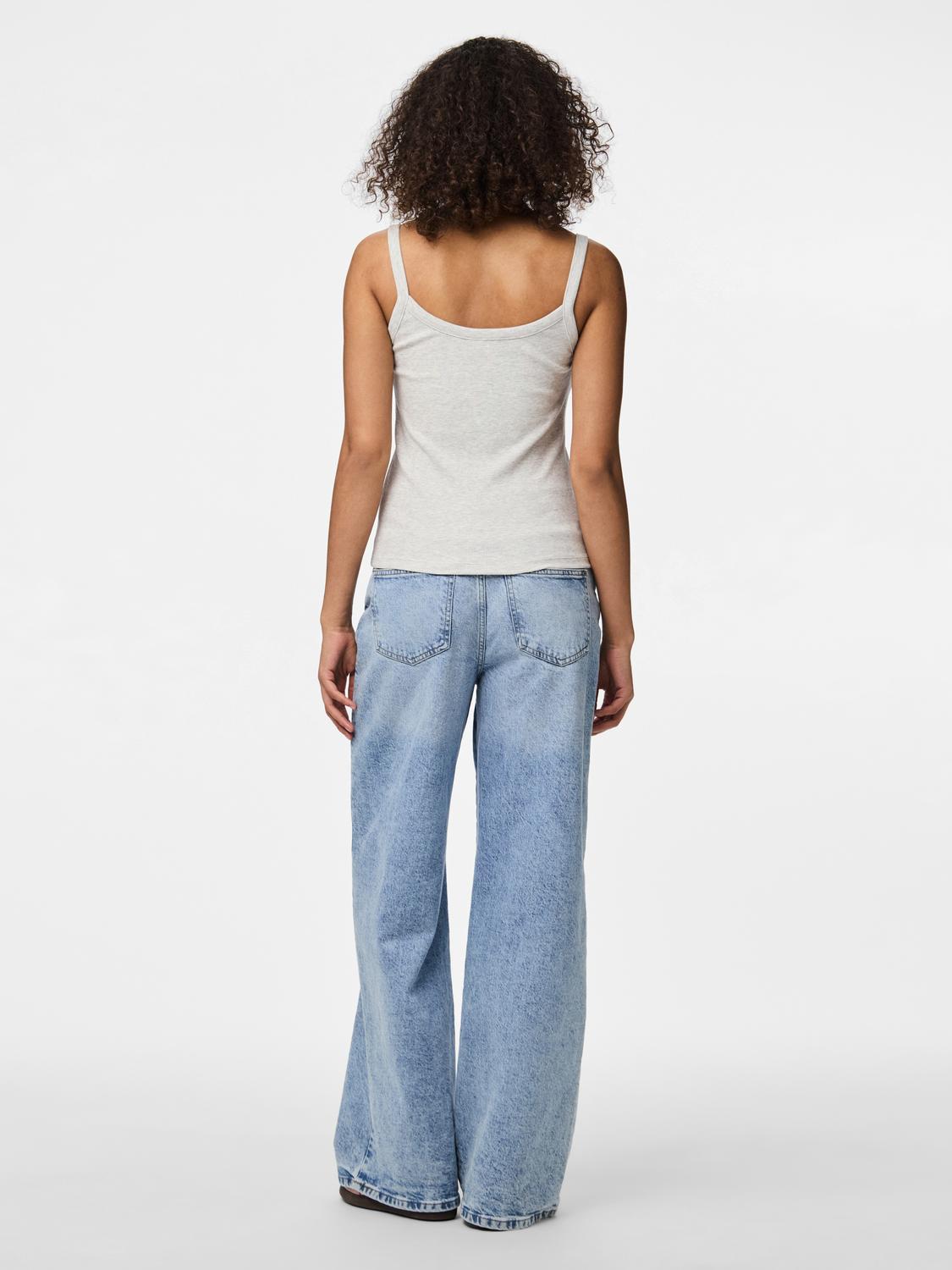 model_shot-back