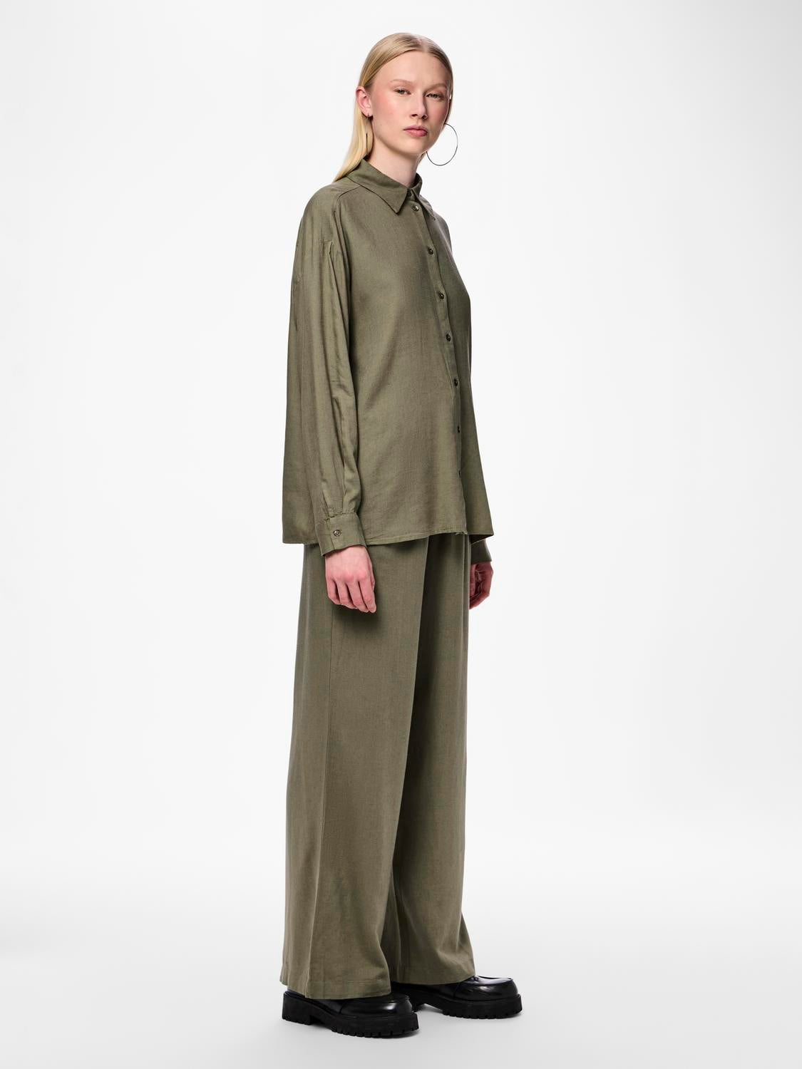 model_shot-front_full