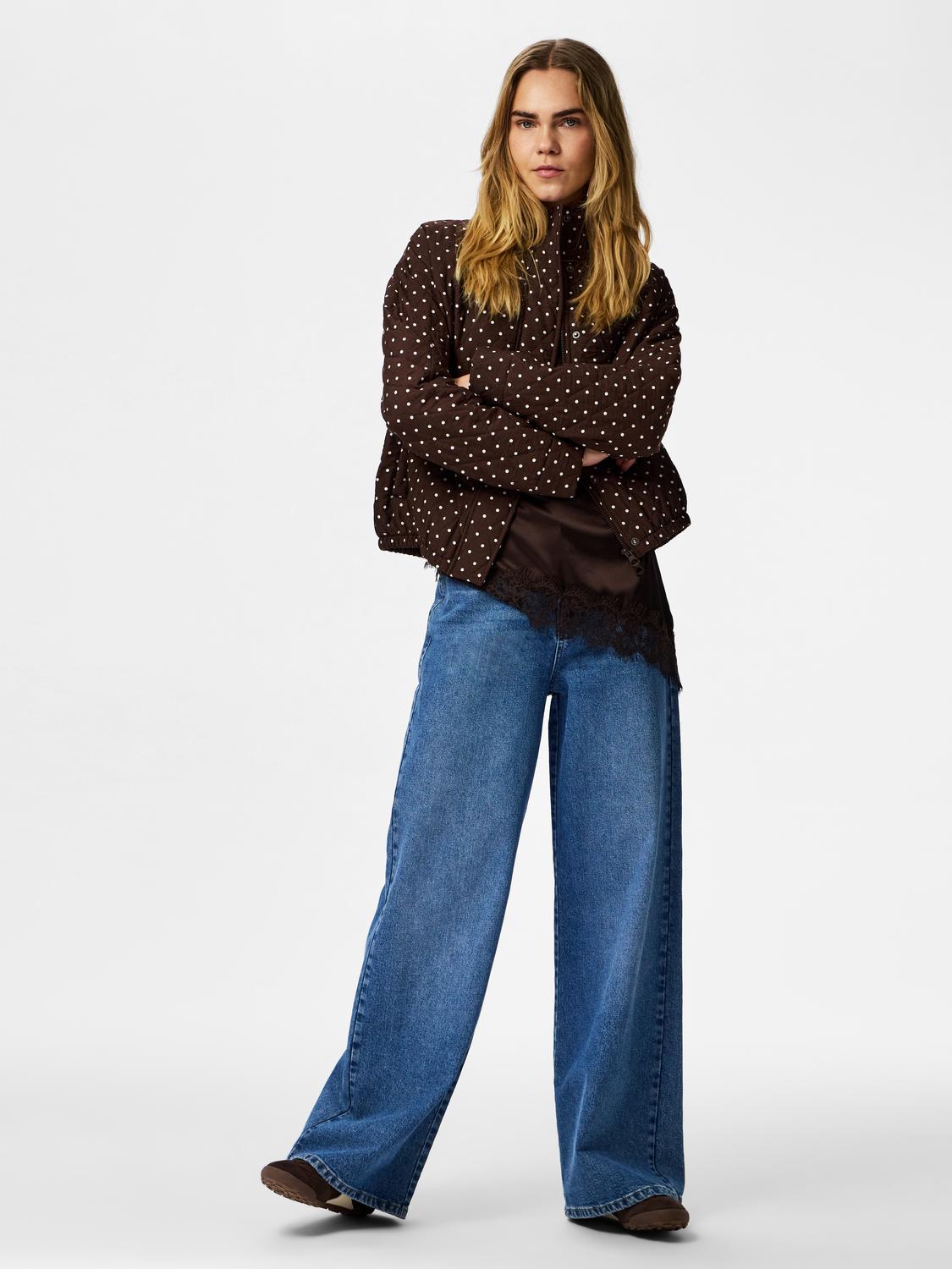 model_shot-front_full