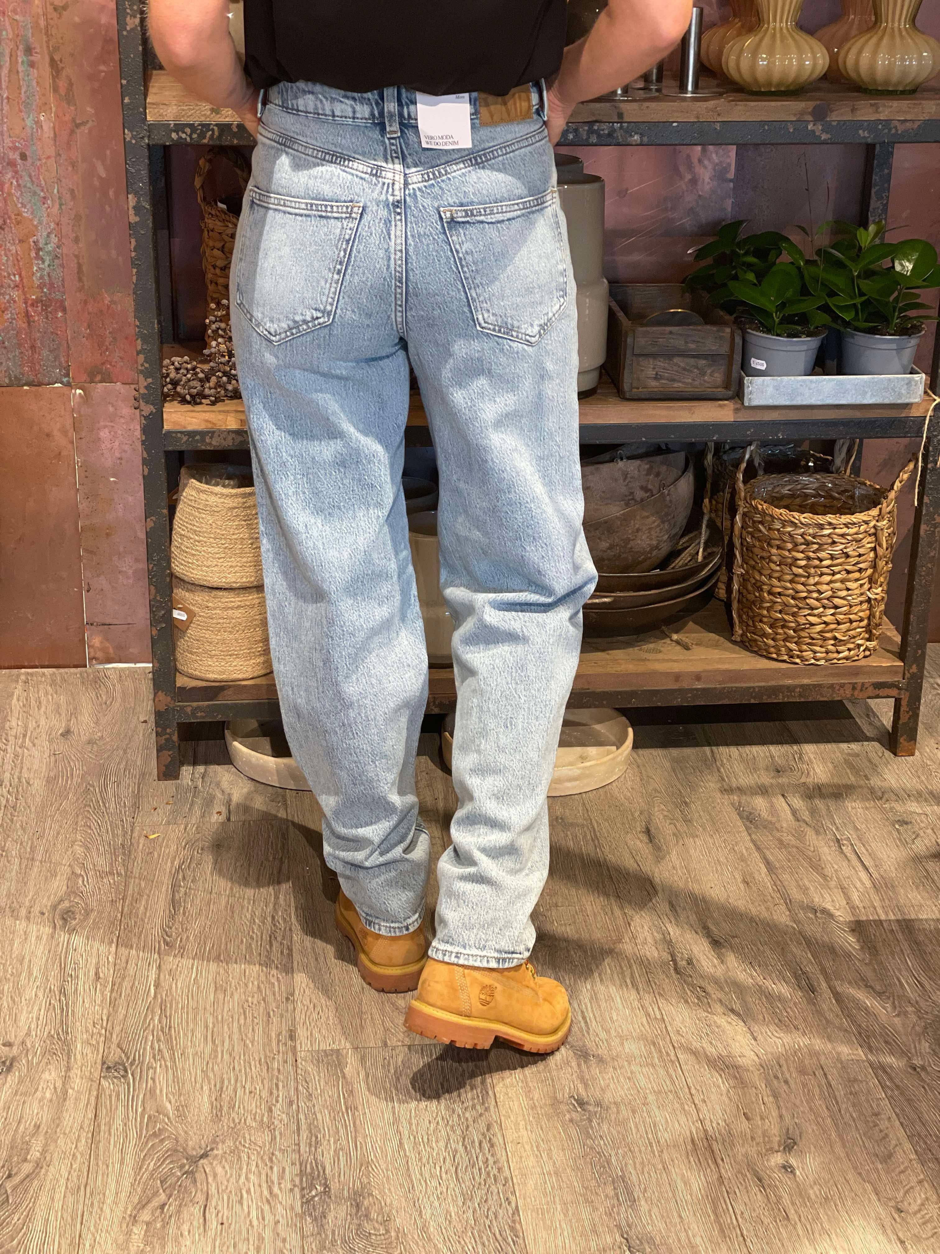 VMTESSA mom jeans - Light Blue Denim